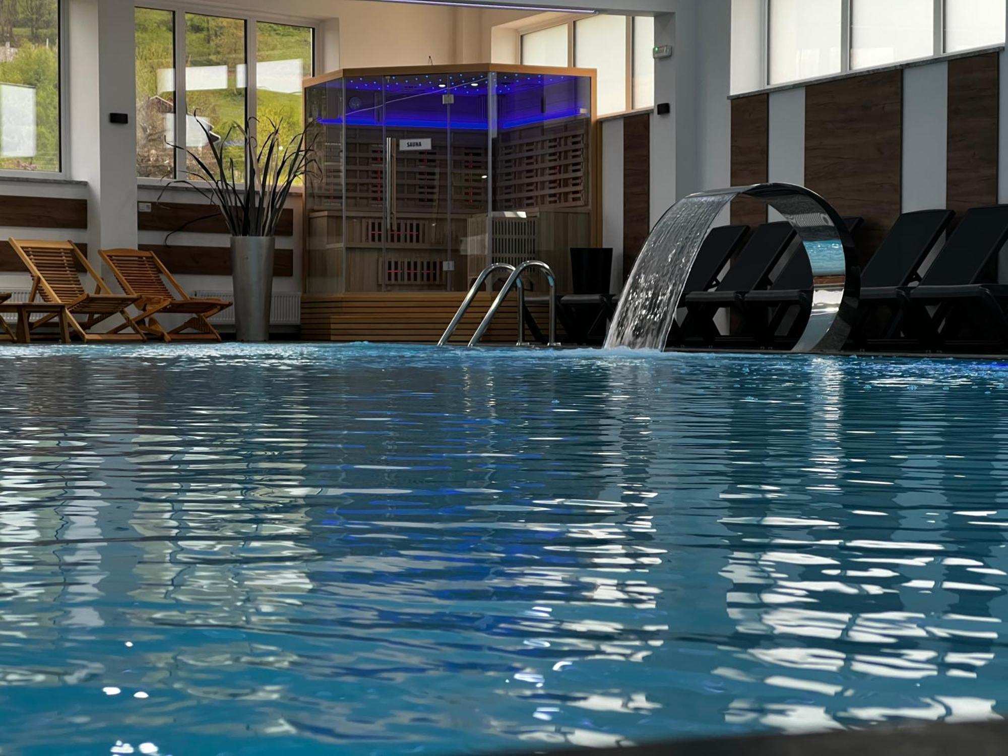 Hotel Pilot Cazin Exteriér fotografie